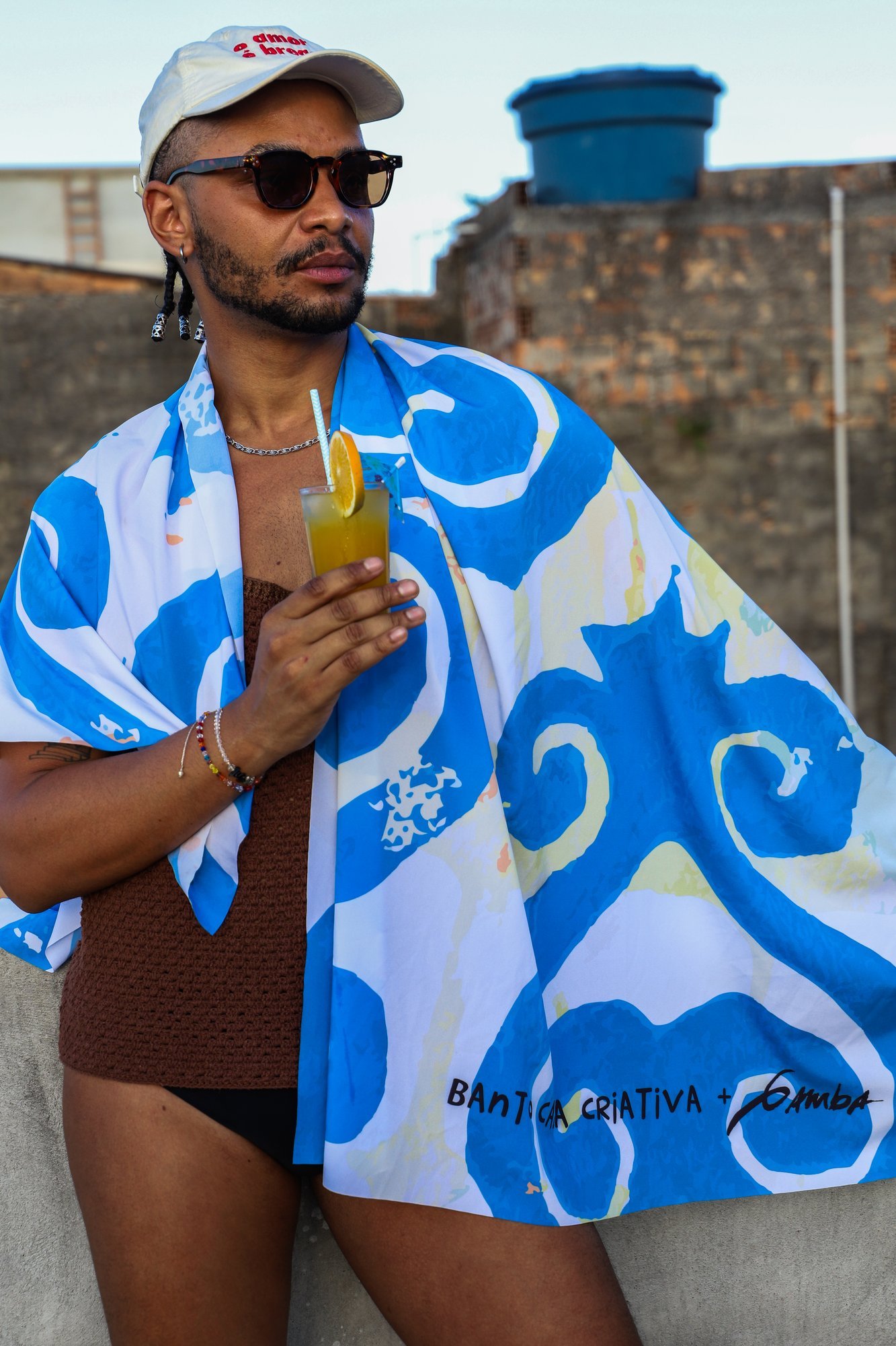 Paulo Rob no terraço com canga Sankofa Azul — Fotografia: Kesley Clarindo